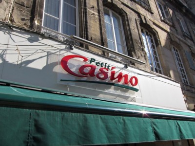 Je vais au Petit Casino acheter des barres céréales