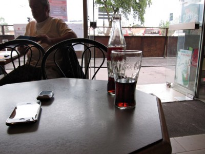 Je bois un coca et appelle Yann pour lui dire que je suis à Cherbourg