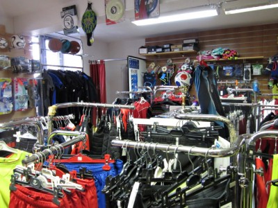 Je vais au magasin de sport en face de la crêperie