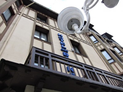 Je vais voir à l'Hôtel des bains si ils ont de la place