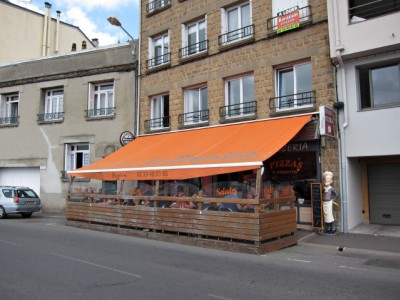 Je vais déjeuner dans une pizzeria