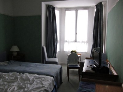 Je me repose une heure dans ma chambre