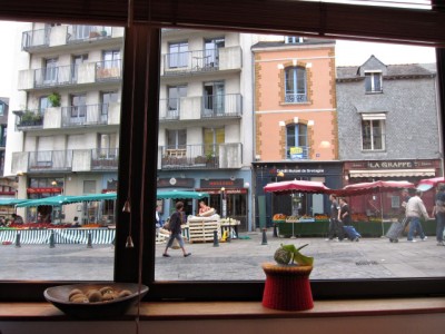 Je regarde par la fenêtre