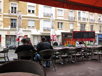 Je m'installe à la terrasse d'un café
