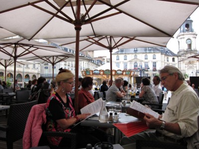 Je m'installe à la terrasse d'un restaurant