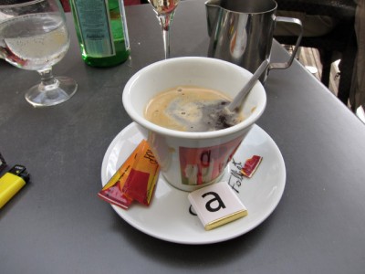 Je bois un café
