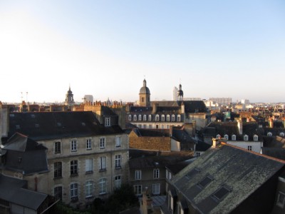 Je regarde par la fenêtre