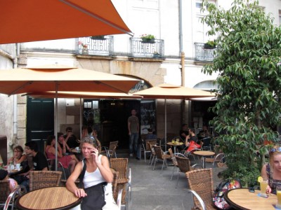 Nous nous installons à la terrasse d'un café