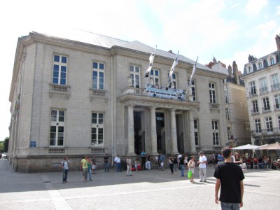 Nous allons place du Commerce
