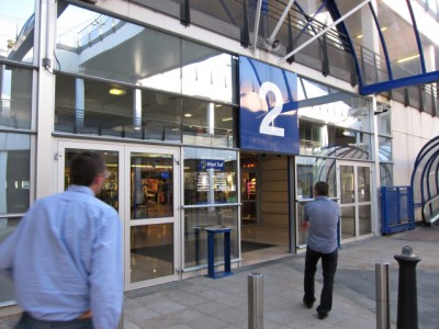 Nous entrons dans le centre commercial