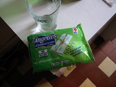 Je sors mes lingettes dépoussiérantes