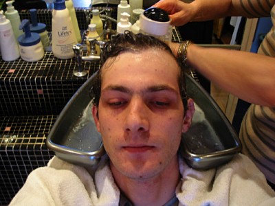 La coiffeuse me lave les cheveux