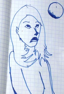 femme regardant une sphère