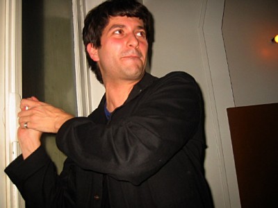 Nicholas ouvre la fenêtre