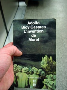 Je lis le livre que m'a prêté Etienne