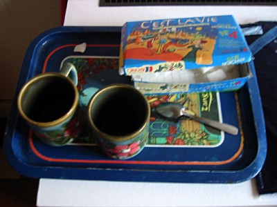 Sabine prend le café et s'en va
