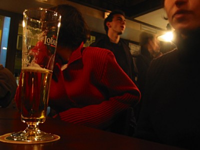 Nous allons boire un verre dans un bar