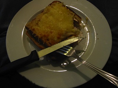 Je mange mon croque monsieur
