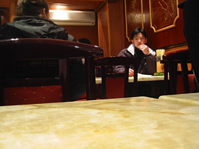 Nous allons dans une cantine chinoise à côté