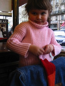 La petite fille bavarde avec nous