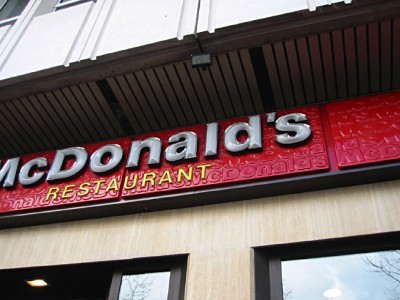J'attends Sabine devant le Mc Donalds de place d'Italie