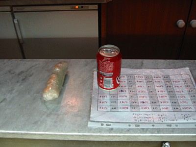 J'achète un rouleau de printemps et un coca chez le traiteur chinois