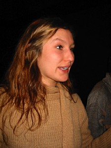 Je discute avec cette fille qui est comédienne