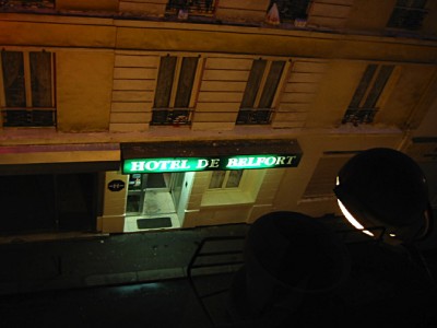 Je regarde à la fenêtre