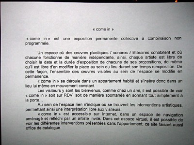 Elle me présente 'come in'. Son appartement sert de lieu d'exposition