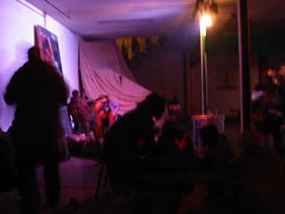 L'ambiance ne me plait pas trop. Je préfère partir. Sabine part avec moi