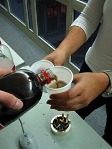 Je lui verse du coca