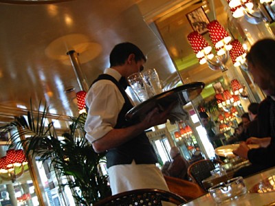 Nous commandons à boire au serveur