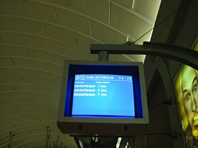 Le prochain train arrive dans une minute