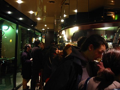 Nous allons dans le bar d'en face