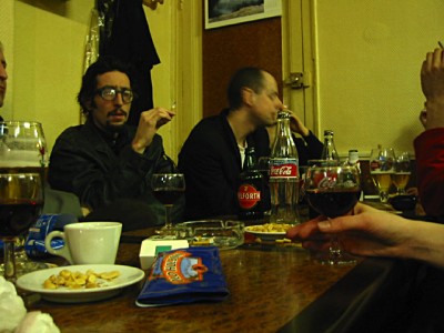Nous allons boire un verre dans le bar d'à côté