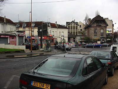 Nous repérons un bar