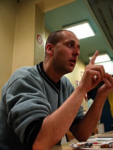 Il lui explique tout ce qu'il peut lui apporter en terme de communication