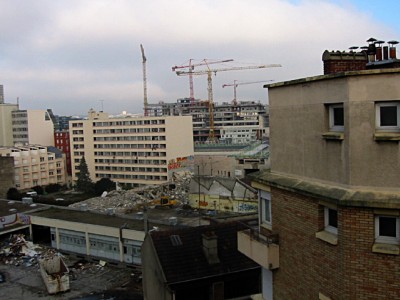 Je regarde à la fenêtre