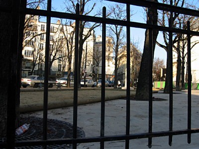 Je descends à la place Paul Verlaine