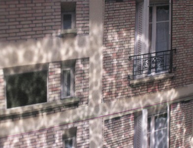 reflet de la toiture sur la façade existante