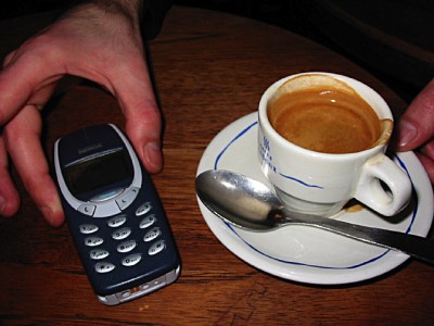 Je vais boire un café en attendant Sabine