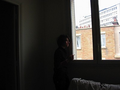 Sabine regarde à la fenêtre