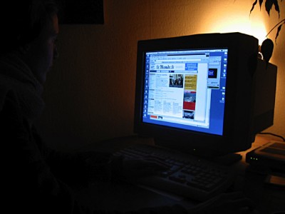 E B regarde ses emails
