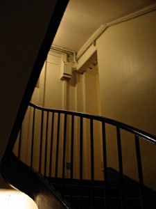Je monte l'escalier. Je passe prendre Sabine sur son palier
