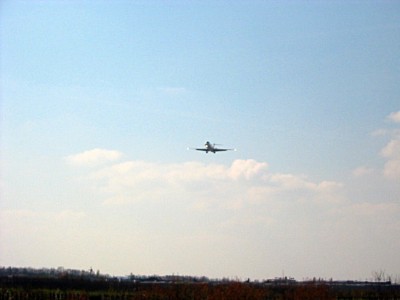 Nous passons à proximité d'un aéroport