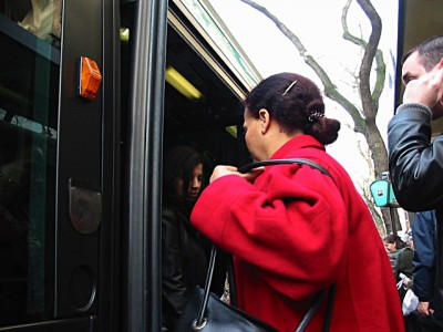 Je prends le bus pour aller au centre commercial