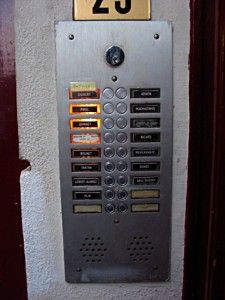Je sonne à l'interphone