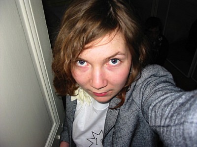 Elle se prend en photo avec mon appareil photo