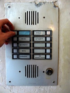 Je sonne à l'interphone