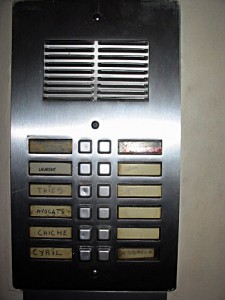 Je sonne à l'interphone